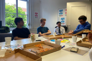 Pizza & Politics: Jongeren praten met Lara Wolters, doen een Europa Quiz & campagne brainstorm